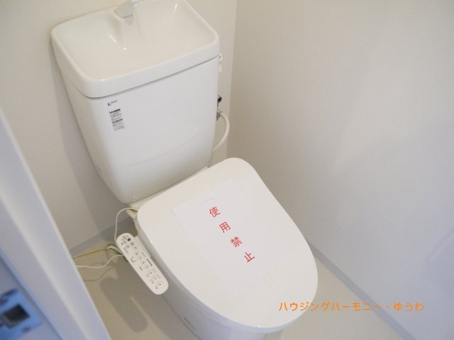 【トイレ】 | 日神デュオステージ王子 | 清潔な空間であって頂けますように、汚れをふき取り易いフロアと壁紙をチョイス致しました。