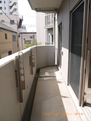 【バルコニー】 | 日神デュオステージ王子 | 充分な広さと幅が確保されたバルコニー。天気が良い日には太陽の陽が差し込み、心地よいバルコニーです。