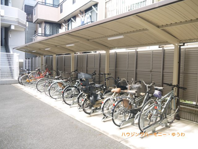 【駐輪場】 | 日神デュオステージ王子 | 屋根付きの駐輪場となっていますので、雨の日でも大切な自転車が濡れずに済みます。