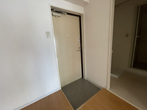 信和マンションの玄関