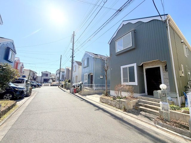 昭島市郷地町３丁目　リフォーム戸建の前面道路含む現地写真
