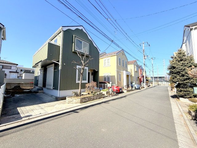 昭島市郷地町３丁目　リフォーム戸建の前面道路含む現地写真