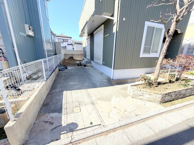 昭島市郷地町３丁目　リフォーム戸建の駐車場