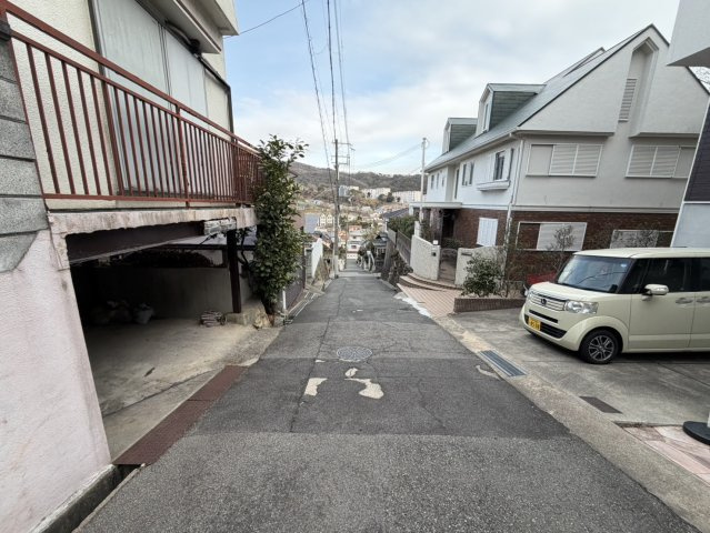 神戸市垂水区塩屋町8丁目の前面道路含む現地写真