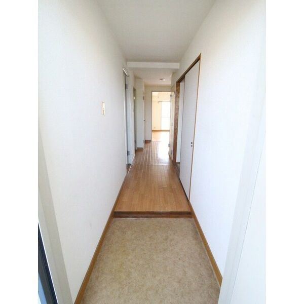 本多ハイツ長門石の玄関