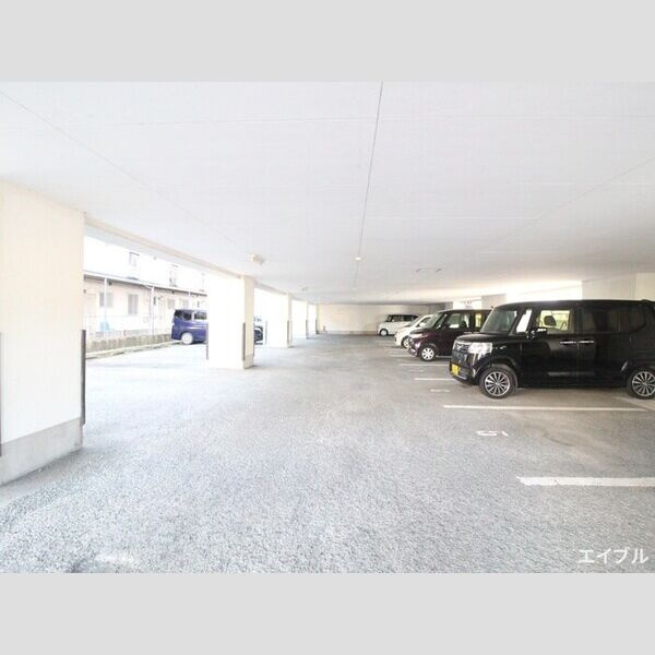 本多ハイツ長門石の駐車場