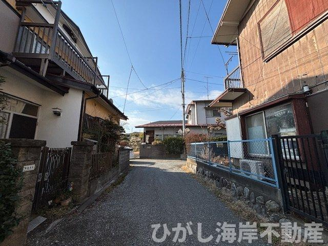 茅ヶ崎市旭が丘　売地の前面道路含む現地写真