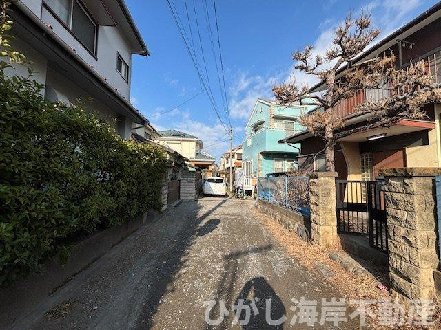 茅ヶ崎市旭が丘　売地の前面道路含む現地写真