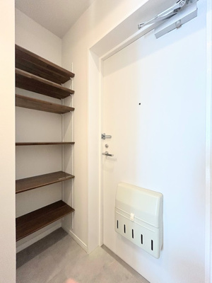 【玄関】 | ライオンズマンション大倉山第10 | ◆明るい玄関です！散らかりやすい玄関もスッキリする大容量のシューズボックス付き。