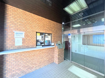 【エントランス】 | ライオンズマンション大倉山第10　南西角部屋/Renovation物件/専用ポーチあり | ◆管理体制良好なマンションです。清潔感のあるエントランスに開放感のある住環境。

