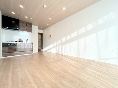 【居間・リビング】 | ライオンズマンション大倉山第10 | ◆柔らかな色合いのフローリングと清潔感のあふれる白のクロスが明るい空間を創り出しているリビングダイニング。家族の集まる憩いの場にふさわしいです。