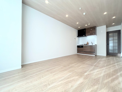 【居間・リビング】 | ライオンズマンション大倉山第10 | ◆リビングは一日中太陽の光が射し込みます。家族が集まる空間は、自然と笑顔が溢れます！