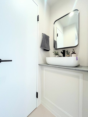 【独立洗面台】 | ライオンズマンション大倉山第10 | ◆ご家族の1日が始まり、1日が終わりを締めくくる洗面空間。洗濯機を配置しても十分なスペースを確保した設計となっております。

