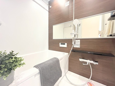 【浴室】 | ライオンズマンション大倉山第10 | ◆モダンデザインの空間が気持ちよさを高めてくれるバスルーム。すっきりとした清潔感の中に都会的なセンスが感じられ、心身をリフレッシュできる寛ぎを深めてくれるスペースです。