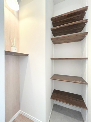 【玄関】 | ライオンズマンション大倉山第10 | ◆明るい玄関です！散らかりやすい玄関もスッキリする大容量のシューズボックス付き。