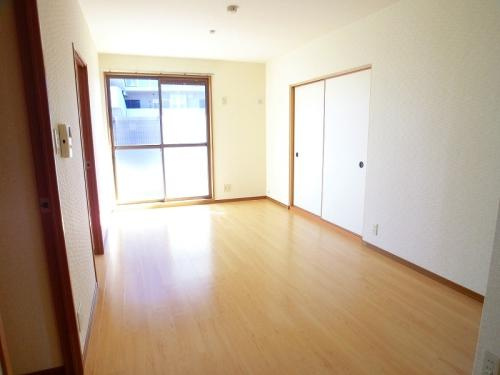 メロディ三浦の居間・リビング|【３ＬＤＫ♪】綺麗な室内、ＬＤＫ１１．２５帖、やわらかな採光が快適な暮らしを彩ります♪