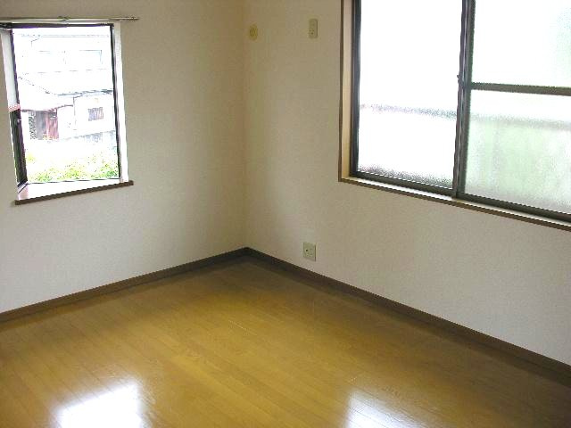 メロディ三浦の洋室|☆広々収納が豊富。リラックス効果で温かみと柔らかさを兼ね備えたフローリングです♪