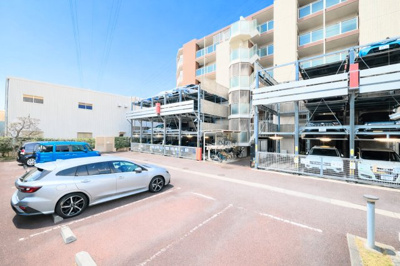 【駐車場】 | ◆◇レクセル横浜日吉◆◇ | ◆ゆったりとした駐車スペースを確保いたしましたので、お車駐車できます。自転車やバイクなど、ゆとりのある敷地で置き場所に困ることはないでしょう。