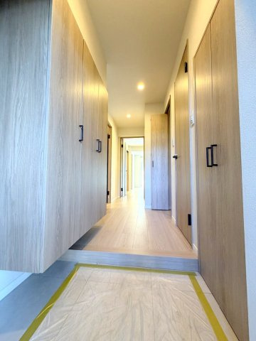 メゾンエクレーレ昭島  １階の玄関