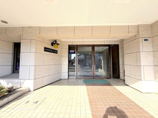 メゾンエクレーレ昭島  １階のエントランス