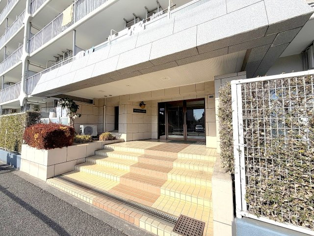 メゾンエクレーレ昭島  １階のエントランス