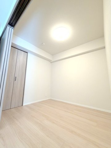 メゾンエクレーレ昭島  １階の洋室