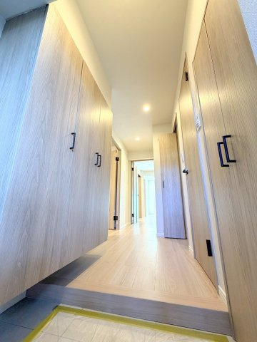 メゾンエクレーレ昭島  １階の玄関