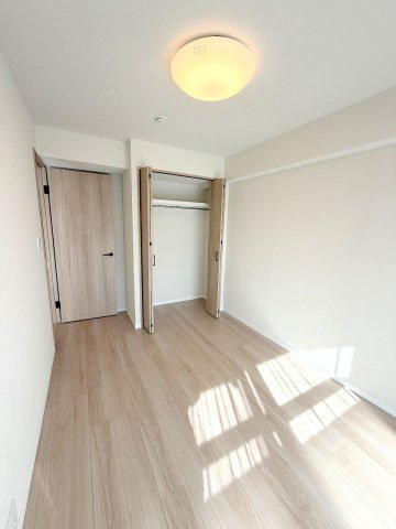 メゾンエクレーレ昭島  １階の洋室