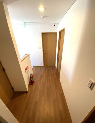 埼玉県熊谷市妻沼東２丁目　OC物件|誘導灯が夜間の目印になり安心です。落ち着いた生活を送れます。