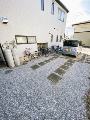 埼玉県熊谷市妻沼東２丁目　OC物件の駐車場|建物の横に駐輪スペースがあり、複数台の自転車を並べて置けます。