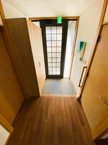 埼玉県熊谷市妻沼東２丁目　OC物件の玄関|採光部のあるドアから光が差し込み、日中の玄関を明るく保ちます。