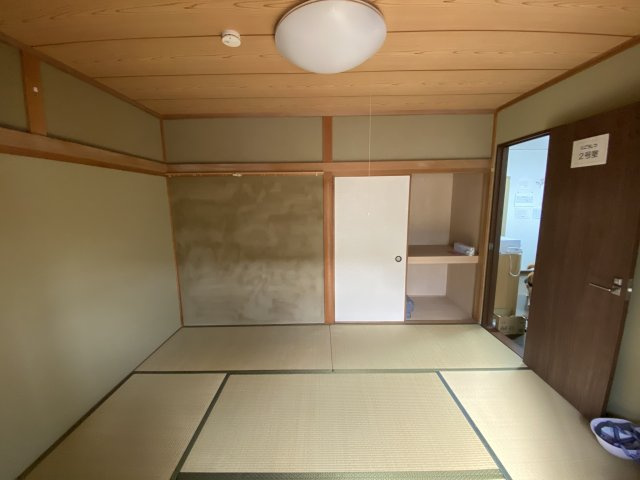 安定稼働と建物美が共存♪OC物件♪埼玉県熊谷市別府2丁目の和室|「2号室」として運用されている、畳の香りが心地よい和室。大型の収納スペースを備えており、入居者様の荷