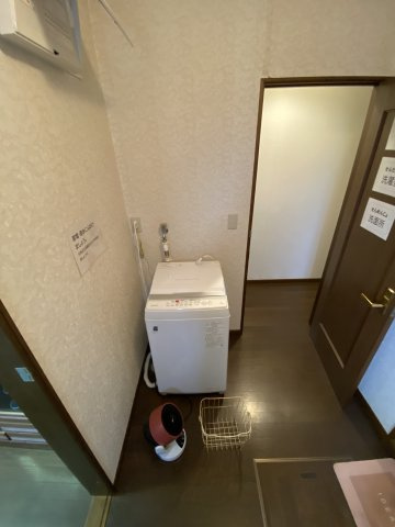 安定稼働と建物美が共存♪OC物件♪埼玉県熊谷市別府2丁目のその他|洗濯機置き場周辺も整然としており、運営事業者による適切な管理体制が建物の劣化を防いでいます。