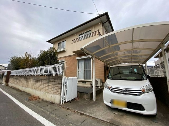 安定稼働と建物美が共存♪OC物件♪埼玉県熊谷市別府2丁目の外観|大切な愛車を守るカーポート完備。ゆとりある前面道路で毎日の出し入れもスムーズです。