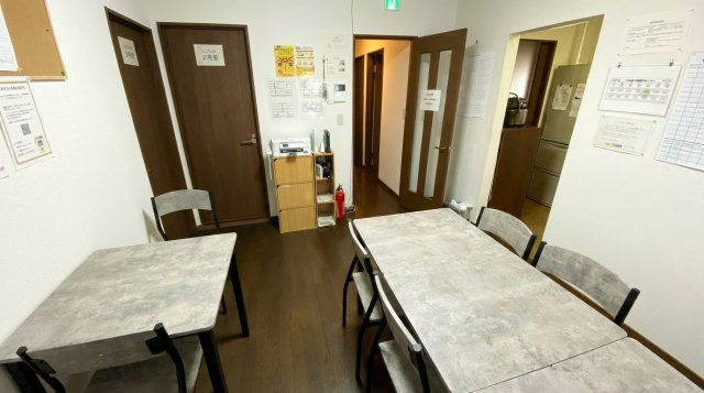 安定稼働と建物美が共存♪OC物件♪埼玉県熊谷市別府2丁目の居間・リビング|入居者様の会話が弾む、温かみのある団らんの場です。