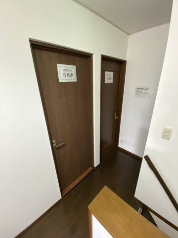 安定稼働と建物美が共存♪OC物件♪埼玉県熊谷市別府2丁目のその他|各ドアには「5号室」「6号室」などのプレートが設置され、入居者様のプライバシーに配慮した施設運営がな