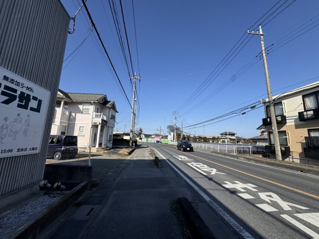 -三丁目不動産-　本庄市上真下　平成14年築の前面道路含む現地写真