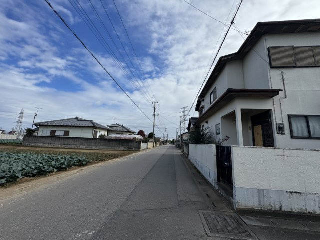 -三丁目不動産-　深谷市岡の前面道路含む現地写真