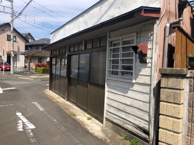 桐生市東小学校裏店舗兼住居の外観