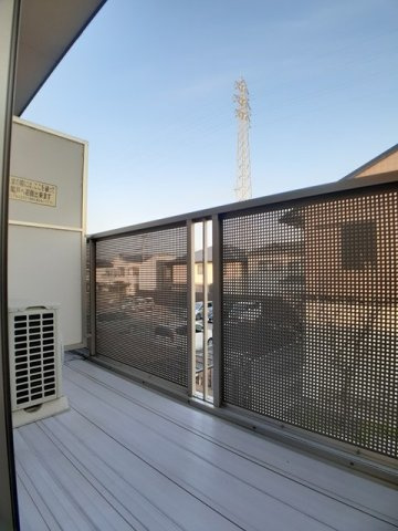 ラ・ロマネのバルコニー|外からの目が気にならないバルコニーで洗濯物が干せます