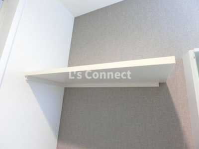 【設備】 | ルミナ旭ヶ丘 | 洗濯機置き場の上にも棚があります。