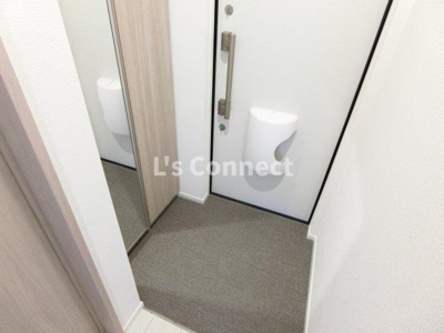 【玄関】 | ルミナ旭ヶ丘 | 背の高い下駄箱には鏡付きで身だしなみチェック。