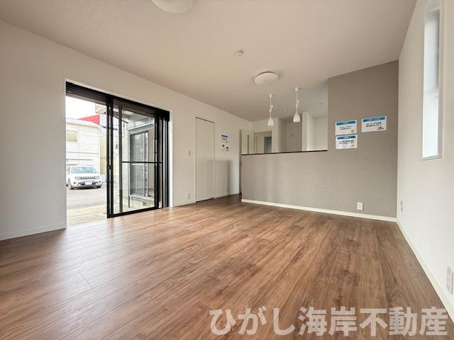 平塚市田村５丁目　中古戸建の居間・リビング|新規リフォーム完了！　14.5帖　LDK