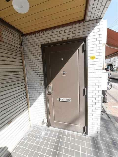 睦町ビルのエントランス