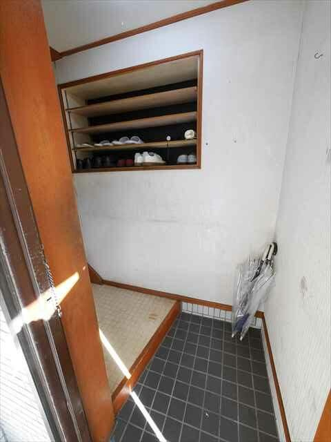 睦町ビルの玄関