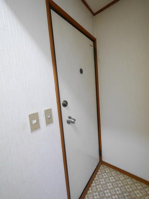 睦町ビルの玄関