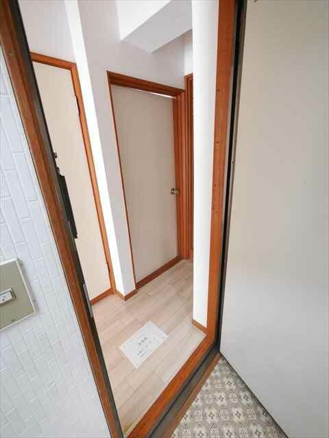 睦町ビルの玄関