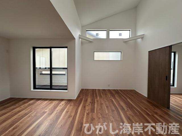 藤沢市片瀬４丁目　新築戸建　の居間・リビング|18帖　LDK