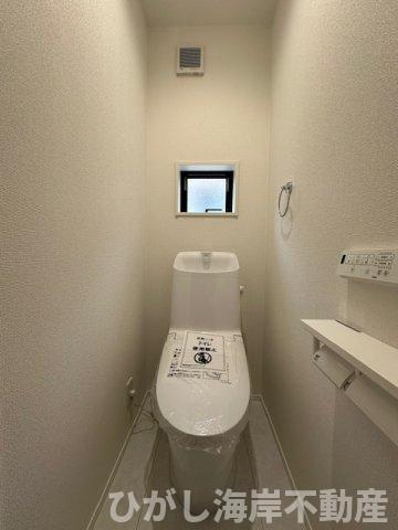 藤沢市片瀬４丁目　新築戸建　のトイレ|洗浄機能付きインターフォン