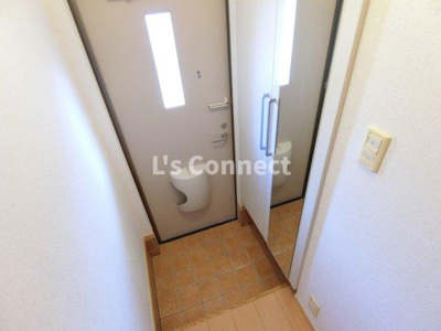 【玄関】 | クレメント杜の丘 | 背の高い下駄箱には鏡付きで身だしなみチェック。